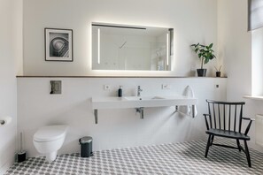 Shower, hair dryer, bidet, towels - Spacious 2-story apt. w/ terrace - 280 m2 (Rīga)