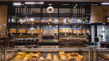 9 restaurantes, se sirven desayunos, comidas, cenas y cocina irlandesa