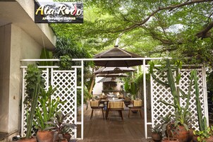 9 restaurants, breakfast, lunch, dinner served; Irish cuisine 