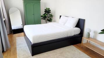 2 slaapkamers, een bureau, een strijkplank/strijkijzer, reisbedje