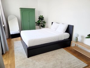 2 bedrooms, desk, iron/ironing board, travel cot - Cathedral View Apartment (Antwerpen)