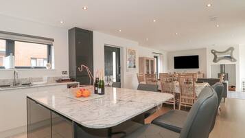 ตู้เย็น, เครื่องล้างจาน, กาต้มน้ำไฟฟ้า, เตาปิ้งขนมปัง