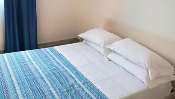 Habitación doble | Caja de seguridad en la habitación, cortinas blackout y camas extra