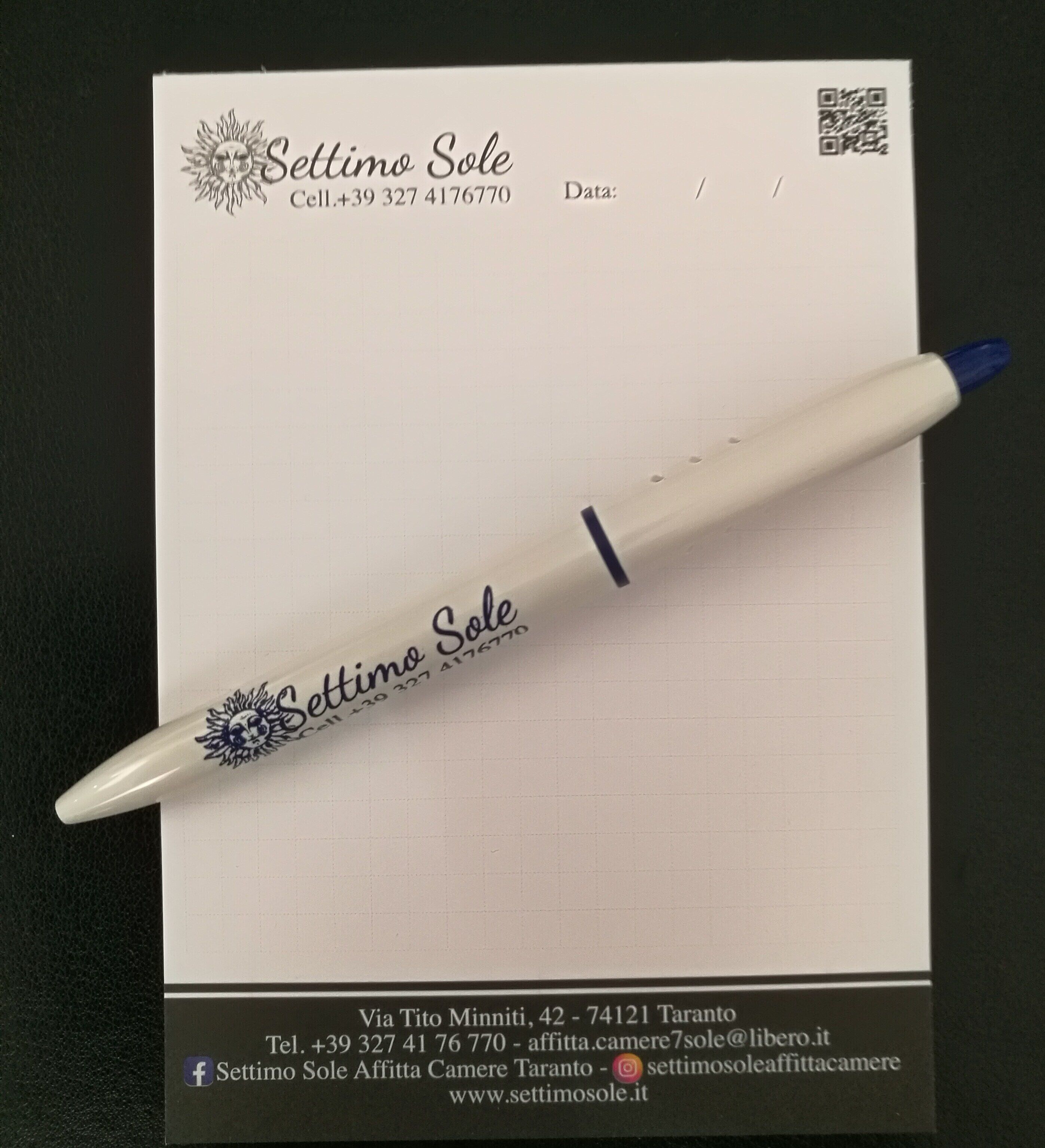 Carte de visite de SettimO Sole, avec les coordonnées et un code QR.