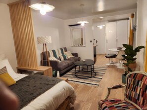 1 habitación, tabla de planchar con plancha y cuna de viaje 