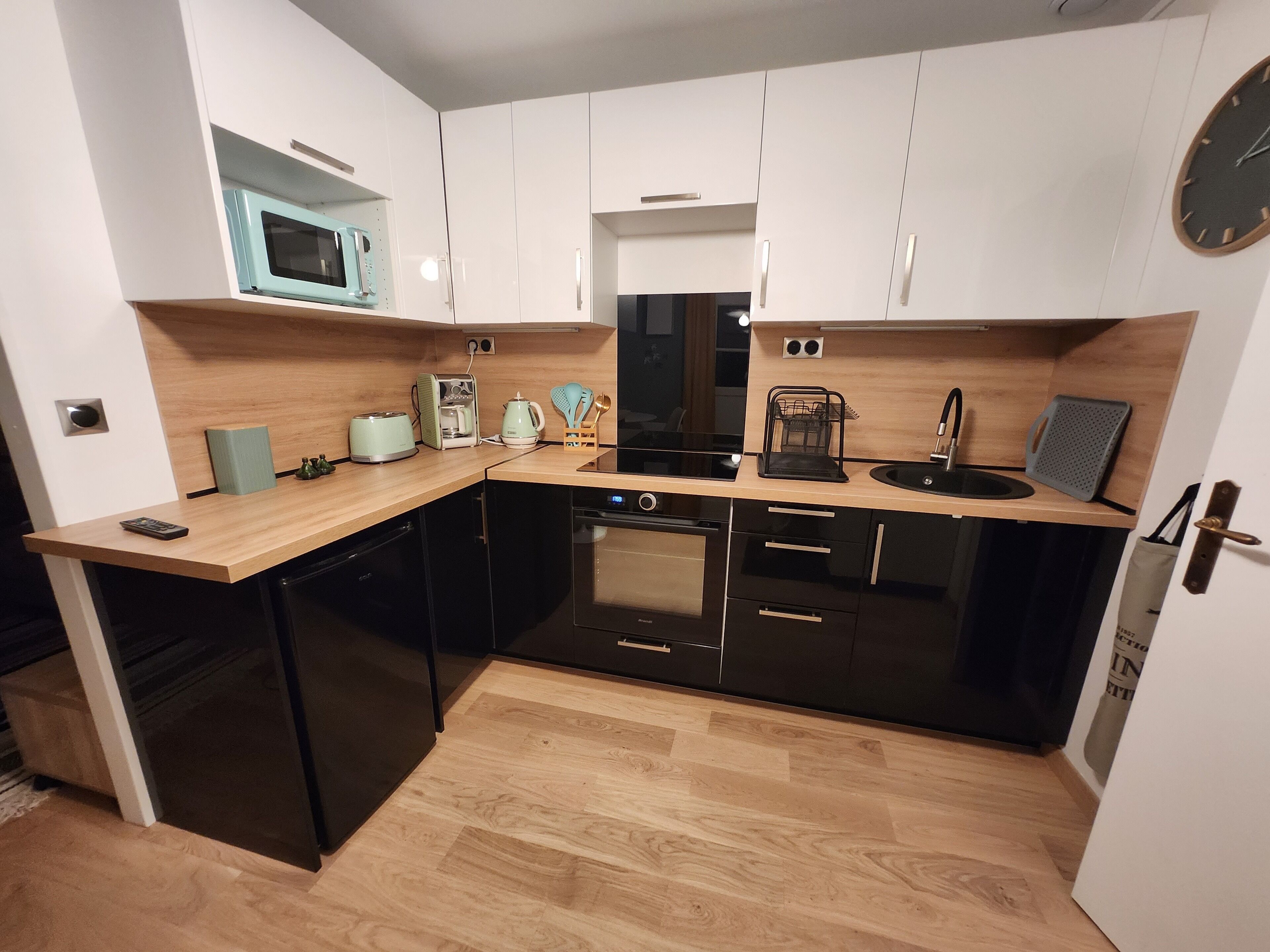 Een koelkast, een microgolfoven, een oven, een kookplaat