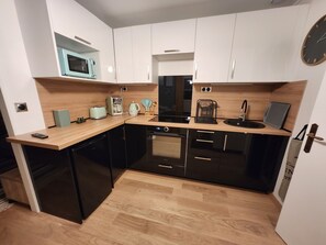 Fridge, microwave, oven, stovetop - Maison de Tourisme "le Domaine de Bachmay" (LAVAL)