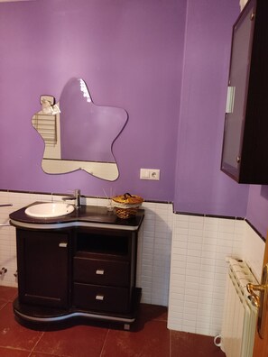 Asciugacapelli, bidet, asciugamani, sapone