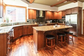 冷蔵庫、電子レンジ、オーブン、コンロ