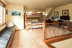 3 bedrooms, desk, WiFi, bed sheets