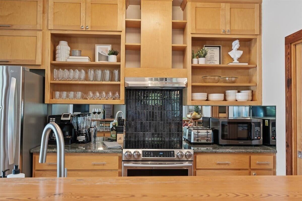 Een koelkast, een microgolfoven, een oven, een kookplaat