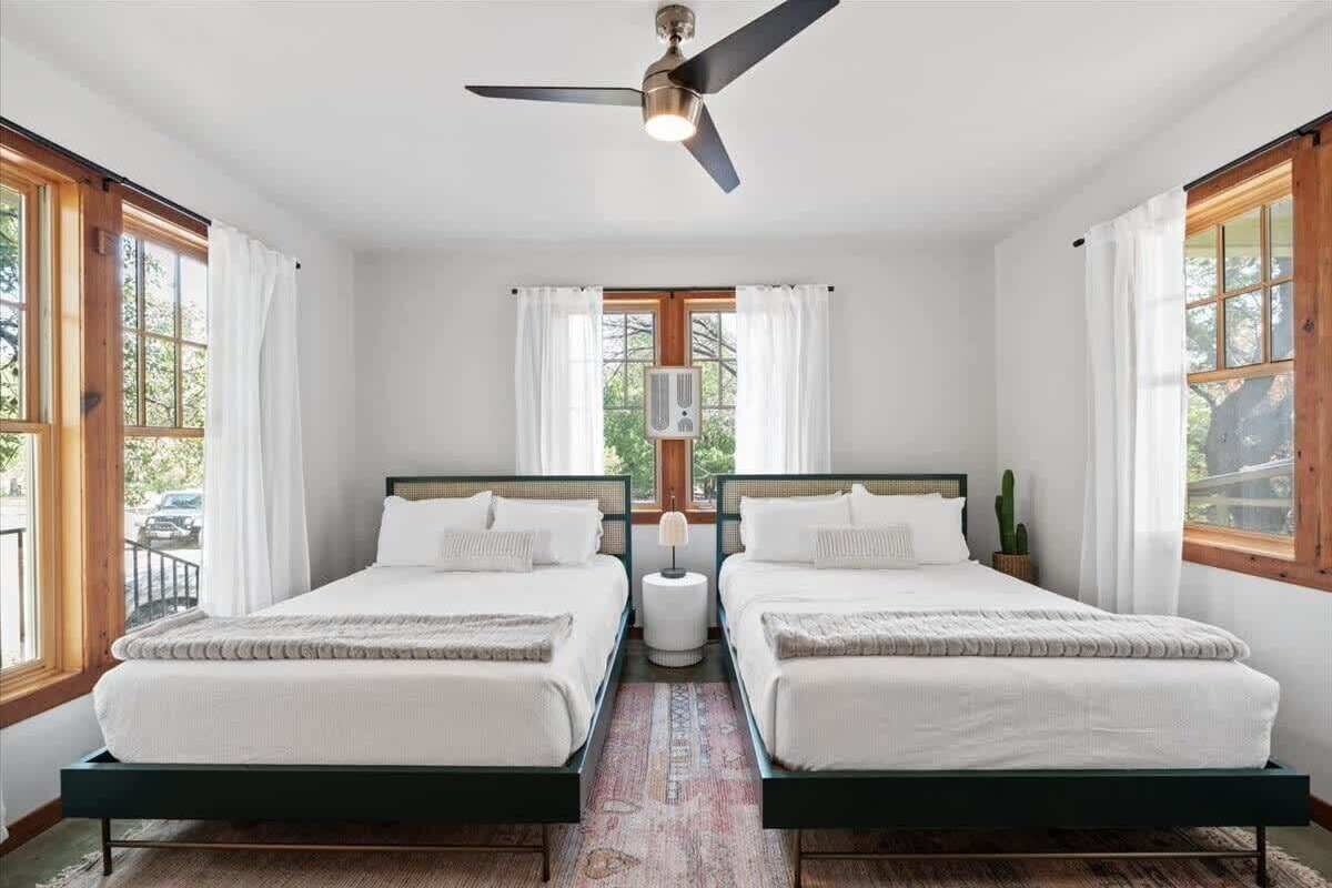 4 slaapkamers, een bureau, een strijkplank/strijkijzer, wifi