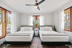 4 Schlafzimmer, Schreibtisch, Bügeleisen/Bügelbrett, WLAN