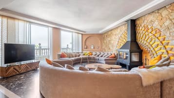 Smart TV, fireplace, ping pong, stereo