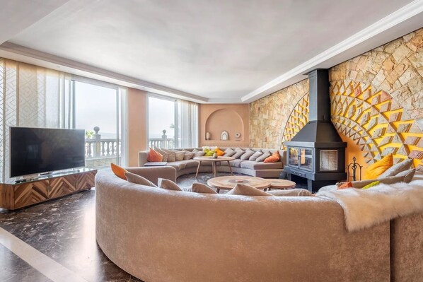 TV connectée, cheminée, table de tennis de table, chaîne hi-fi