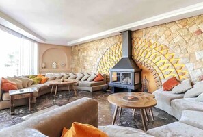 TV connectée, cheminée, chaîne hi-fi