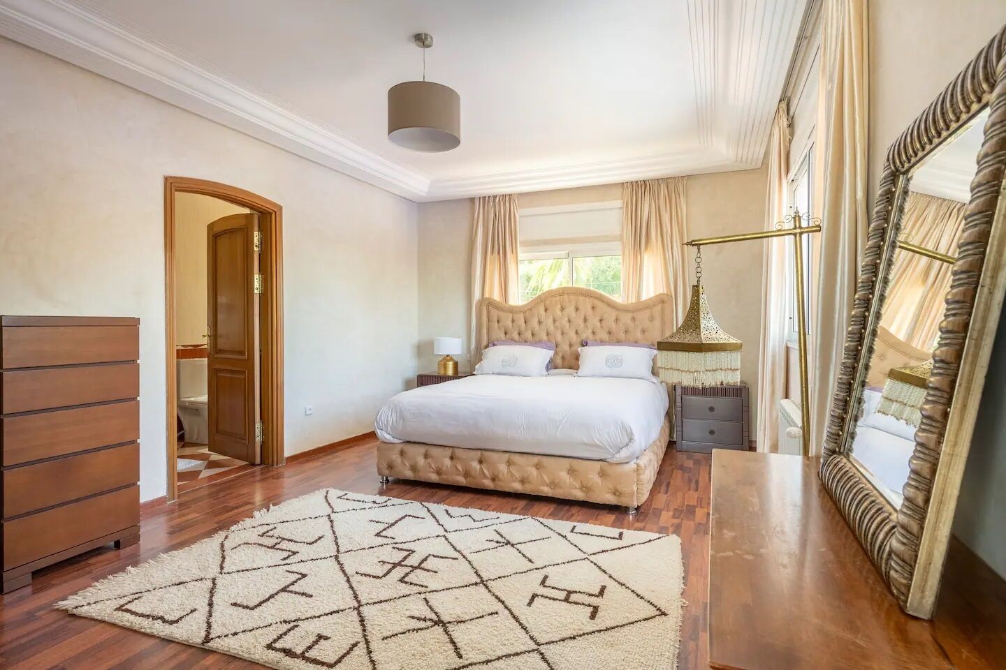 5 slaapkamers, een strijkplank/strijkijzer, gratis wifi, beddengoed