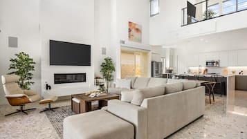 Smart-TV, Kamin, Tischtennisplatte, Stereoanlage