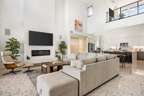 Smart TV, fireplace, ping pong, stereo - Desert Oasis Retreat by VARE | PGA West 18th Hole! (La Quinta)