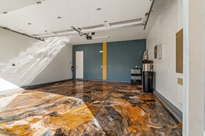 Ein geräumiger Flur mit Marmorboden, einer Tür und einem an der Wand befestigten Feuerlöscher.