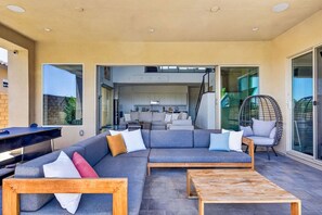 Outdoor dining - Desert Oasis Retreat | EV Charger, GolfCourseViews (La Quinta)