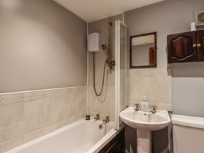 A bathroom with a bathtub, a shower, and a sink. - High Shaftoe (Morpeth)
