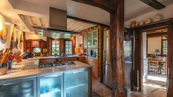 Køleskab, mikrobølgeovn, ovn, kogeplade