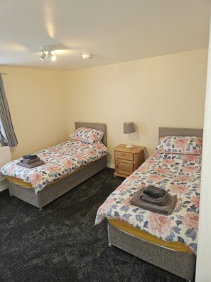 2 bedrooms, WiFi, bed sheets - 4 Wood Yard Cottages, 2 Bedroom with free parking. (Long Sutton)