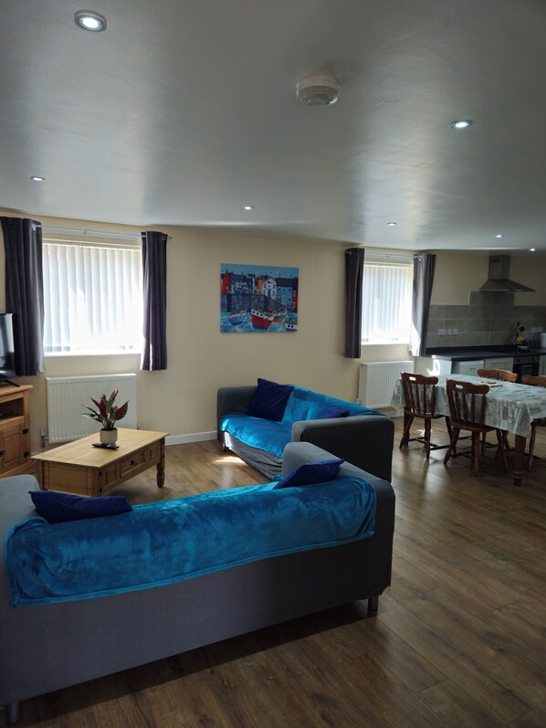 TV - 4 Wood Yard Cottages, 2 Bedroom with free parking. (Long Sutton)