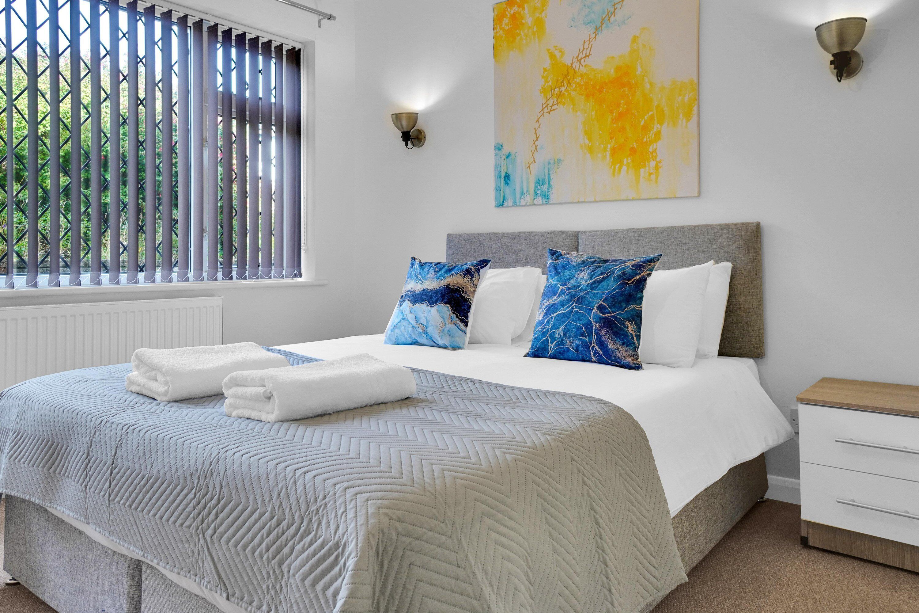 3 bedrooms, iron/ironing board, bed sheets