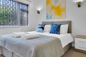 3 dormitorios, tabla de planchar con plancha, ropa de cama