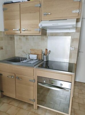 Kylskåp, mikrovågsugn, ugn och spishäll