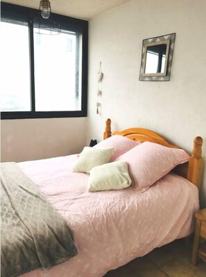 2 sovrum, strykjärn/strykbräda och resesäng