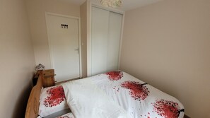 2 quartos, ferros/tábuas de passar roupa, Wi-Fi de cortesia