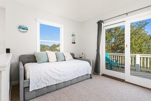 4 bedrooms, iron/ironing board, free WiFi, bed sheets - Flounder's Cove 4 Bedroom in Ocean Sands (Corolla)