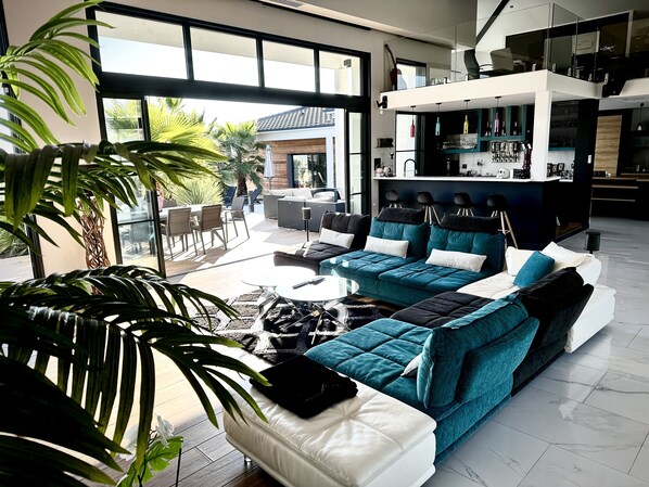 Smart TV - Villa Darchitecte de 500m2 Avec Piscine Chauffée, Sauna, Hammam et spa (Beaupuy)