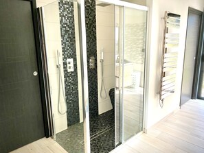 Dusche, Haartrockner, Bidet, Handtücher