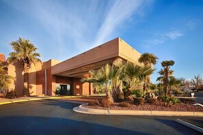 Exterior - Airport Convenience! 2 Comfy Units, Breakfast, Pool (St. George)