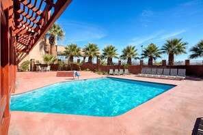 A heated pool - Airport Convenience! 2 Comfy Units, Breakfast, Pool (St. George)