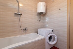 Sèche-cheveux, serviettes fournies, papier toilette