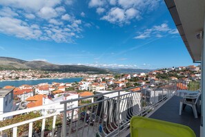 Property grounds - Anto - 3 bedroom apartment in Trogir (Trogir)