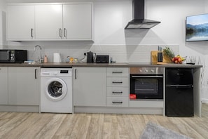 Frigorifero, microonde, forno, piano cottura
