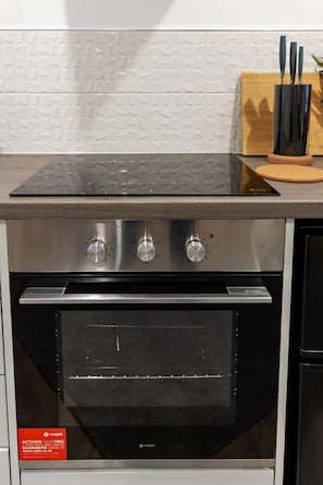 Frigorifero, microonde, forno, piano cottura