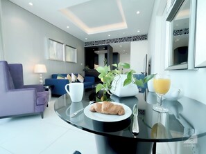 Apartment (1 Bedroom) | Wohnzimmer