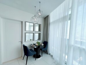 Apartment (1 Bedroom) | Living room - Cozy 1b With Balcony in Business Bay (Dubai)