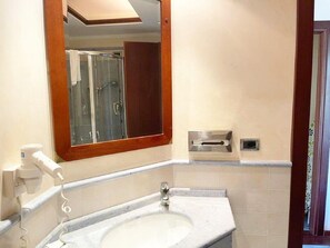 Shower, hair dryer, bidet, towels - 3  Suite Maestrale, piano terra  con giardino arredato e bagno con doccia (Cecina)
