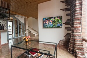 尊荣别墅 | 起居区 | 42-英寸智能电视 （配备有线频道）、打印机