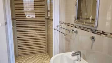 Quarto casal standard, 1 cama Queen, para não fumantes | Banheiro | Chuveiro, ducha de hidromassagem, toalhas de banho, sabonete