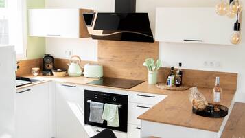 Frigorífico, microondas, horno y placa de cocina