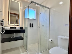 Appartement | Badkamer | Een douche, gratis toiletartikelen, een haardroger, een bidet